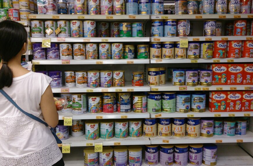 Woman_shopping_for_infant_formula_in_a_supermarket_Singapore_-_20131102